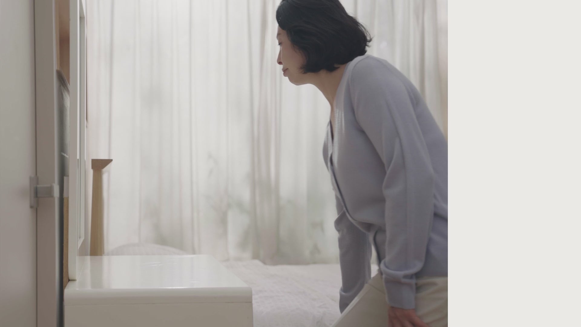 woman using Cosalooz Hair dye